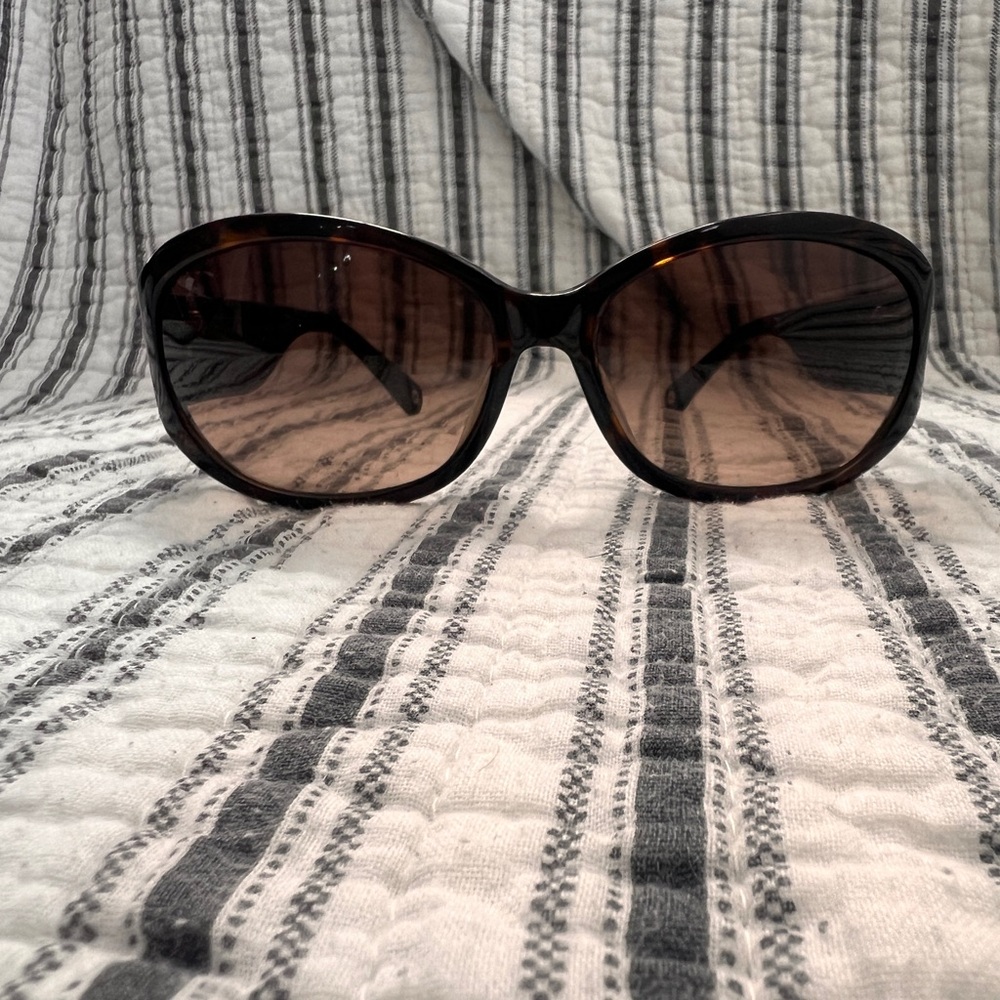 Elegant Black Sunglasses